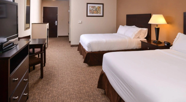 Четырёхместный номер Standard Holiday Inn Express & Suites Fairmont by IHG