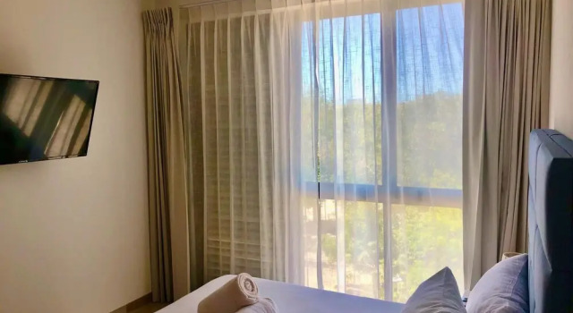 Fantastic Condo Perfect for Relaxation Yoga Massage Room in Building Rooftop Pool Sunbeds