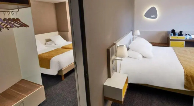 Четырёхместный номер Standard Kyriad Prestige Pau - Zenith - Palais Des Sports