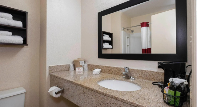 Номер Superior Red Roof Inn Roanoke Rapids