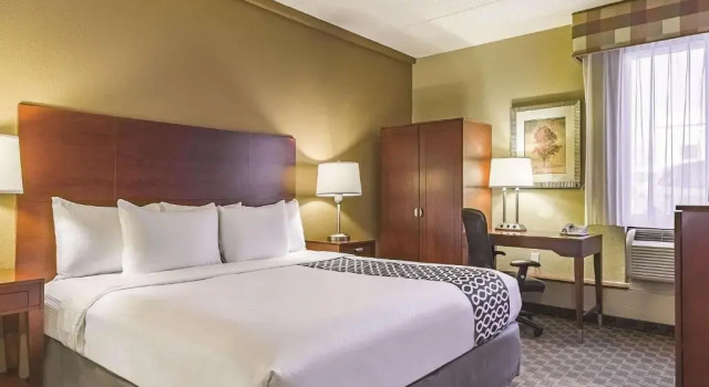 Номер La Quinta Inn & Suites by Wyndham Cleveland Airport West