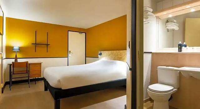 Четырёхместный номер Standard Greet Hôtel Villeneuve la Garenne