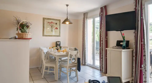 Modern Holiday Home With Dishwasher in the Ardèche Region, Book Hotel Hoteller i Rhône-Alps med pool, Swimmingpool