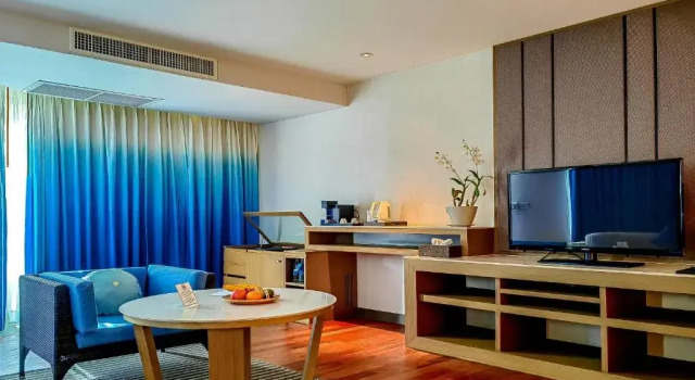 Двухместный люкс с балконом и с видом на бассейн Holiday Inn Resort Phuket, an IHG Hotel