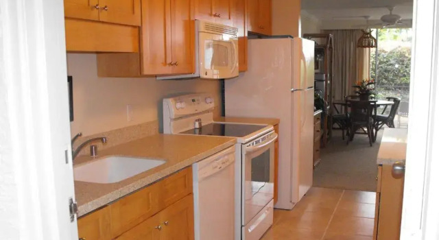 Студия с красивым видом из окна Napili Sunset Beach Front Resort