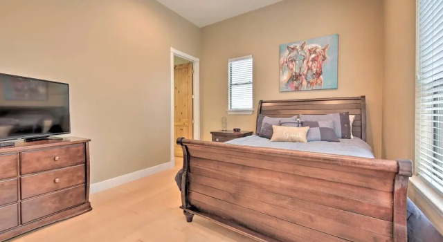 Коттедж Lakeview Escape w/ Hot Tub, 1 Mi to Canyon Lake