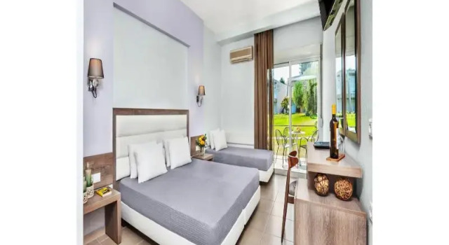 Трёхместный номер Comfort с балконом Iris Hotel