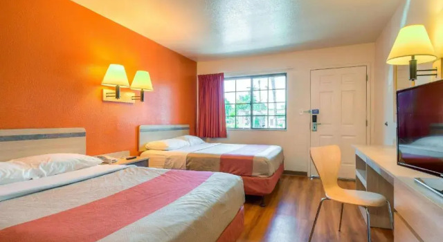 Четырёхместный номер Standard Motel 6-Pomona, CA - Los Angeles