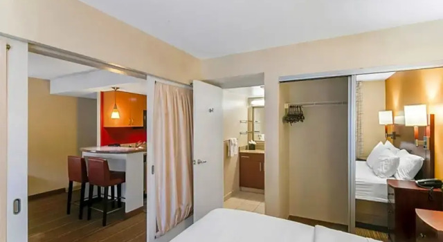 Двухместный люкс Avia Residences on Research - Extended Stay
