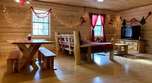 Коттедж с 2 комнатами Wild Reindeer *New Cabin 5min From Parkway*HOTTUB