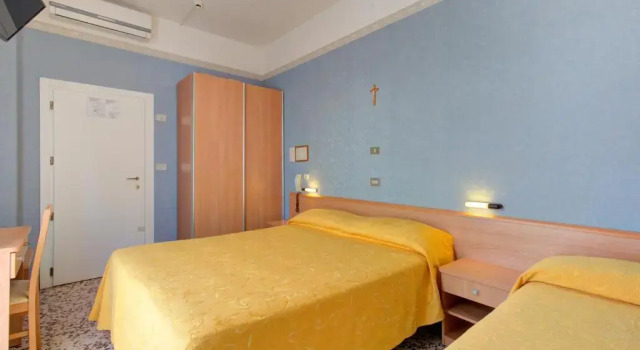 Трёхместный номер Standard с балконом Hotel Nella
