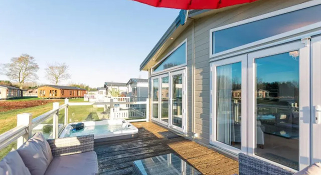 Номер Standard Lakeside Gem with Hot Tub