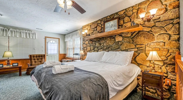 Herons Rest - Lakefront Home With Dock, Pool Table, & hot tub - Dogs OK, Prenota Casa vacanze Moneta Virginia