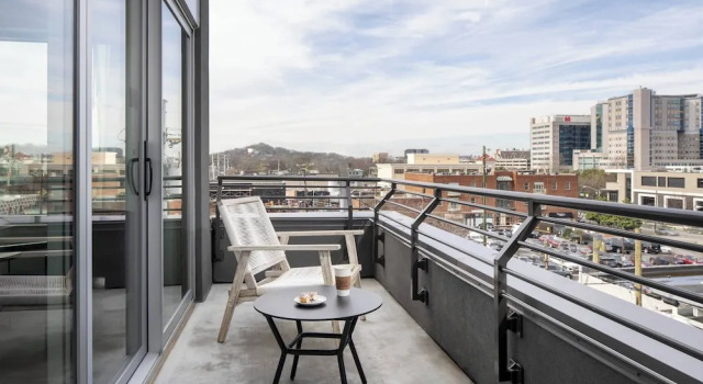 Двухместный люкс с балконом Moxy Nashville Vanderbilt Area