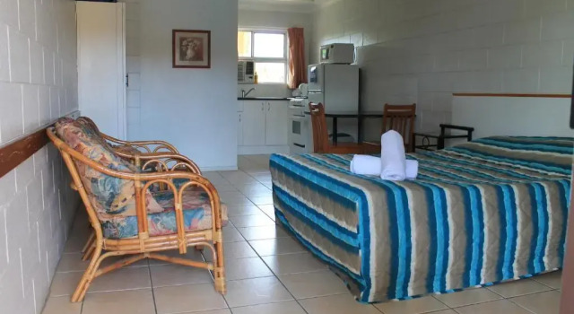 Студия Oasis Inn Apartments