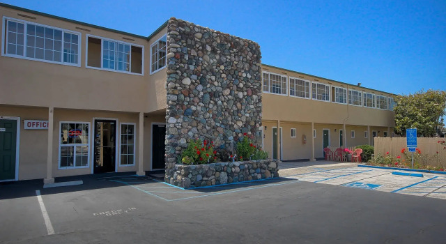 Sea Breeze Inn - San Simeon, Забронировать Мини-отель Отели San Luis Obispo County с бассейном, Бассейн