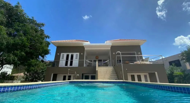 Вилла Comfort Coral Estate Rentals