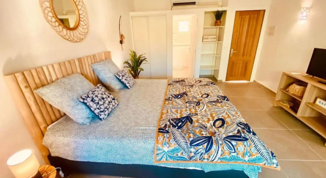 Beautiful suite S15, pool, next to Pinel Island