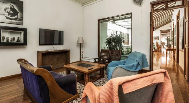 Hostal Antiguo, Забронировать Отель Отели Медельин с парковкой, рядом с Конгресс-центр Plaza Mayor, Парковка