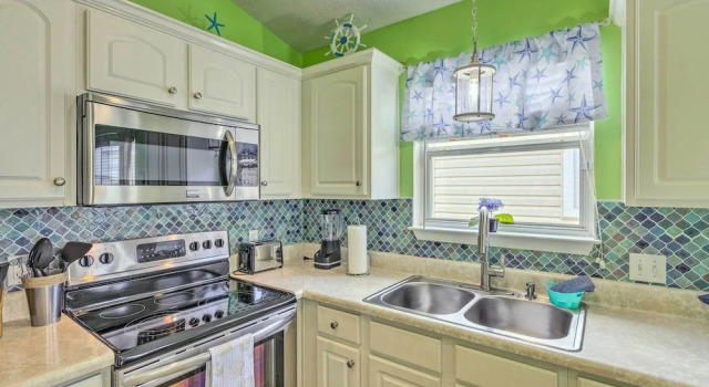 Коттедж PCB Retreat w/ Patio & Grill < 1 Mi to Beach!