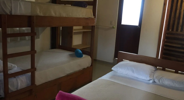 Четырёхместный семейный номер Standard с балконом и с видом на сад La Facha Hostal Restaurant Surf