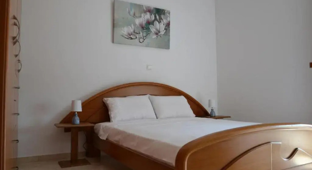 Spacious 1 bedroom apartment 2 km to Pessada beach, Забронировать Апартаменты/квартира Отели Песада с парковкой, Парковка