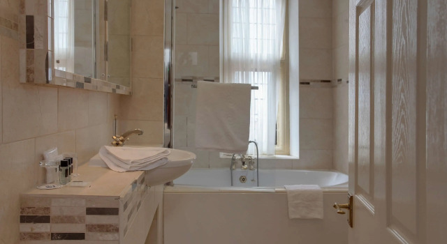 Четырёхместный семейный номер Standard Weston Hall Hotel Sure Hotel Collection by Best Western