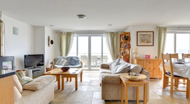 Detached House Overlooking the Beach With Enviable Unbroken sea Views, Book Hotel Wiseman's Bridge Glamorgan