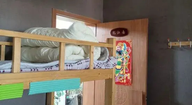 Кровать в общем номере Dengfenglai Youth Hostel (Lanzhou West Railway Station)