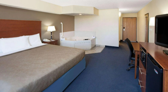 Двухместный люкс c 1 комнатой AmericInn by Wyndham Webster City