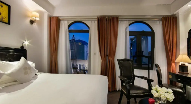 Люкс с балконом Hanoi Center Silk Premium Hotel & Spa & Travel