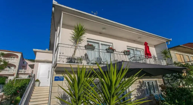 Apartments And Studio Giovanni 1, Buchen Sie Ferienwohnung Hotels in Gespanschaft Split-Dalmatien mit Pool, Schwimmbad