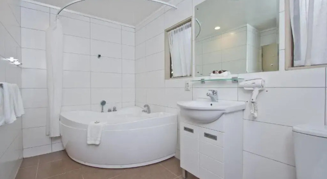 Четырёхместный семейный номер Standard Airport Manor Inn