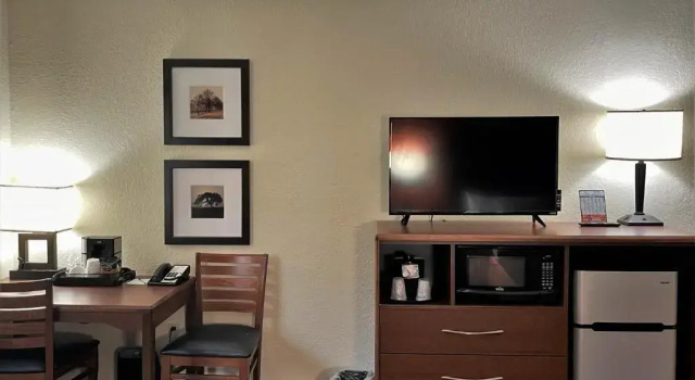 Четырёхместный номер Standard AmericInn by Wyndham Petoskey