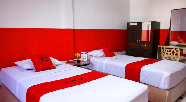 RedDoorz Plus @ Samratulangi Manado, Book Hotel Hotels in Sulawesi with Parking, Parking