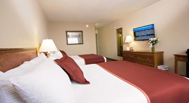 Четырёхместный номер Standard Service Plus Inns & Suites Drayton Valley