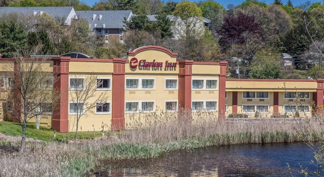 Regency Inn & Suites New London, Mystic, Rezerwuj Hotel Hotele w New England z basenem, Basen