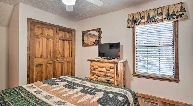 Коттедж с 2 комнатами Picturesque Pigeon Forge Cabin w/ Mountain Views