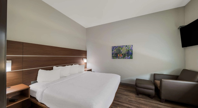 Четырёхместный люкс с 2 комнатами Best Western Plus Bowie Inn & Suites