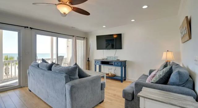 Beachfront Murrells Inlet Home - Walk to Pier!