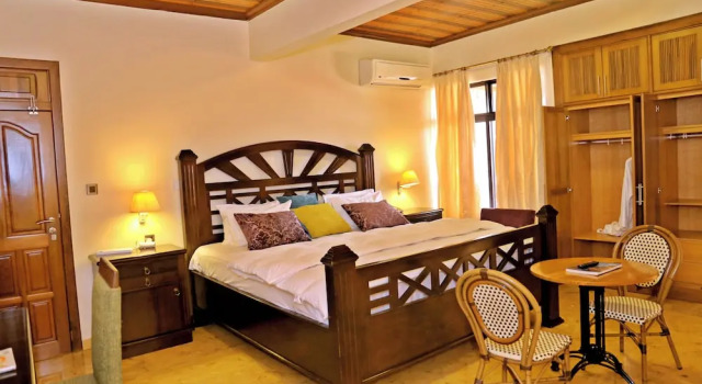 Номер Executive Village Courtyard Hotel