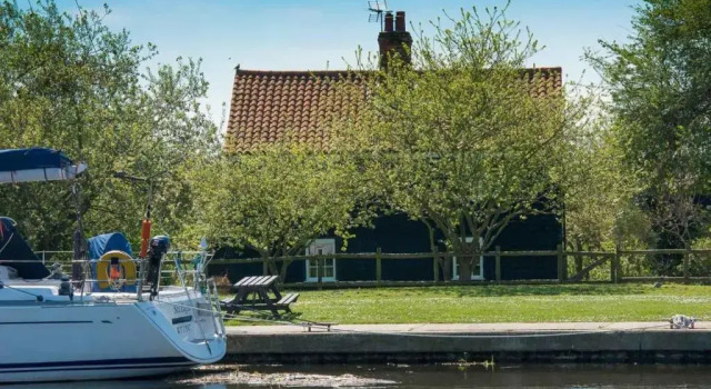 Коттедж с 3 комнатами Navigation Cottage on the Historic Sea Lock overlooking the Nature Reserve