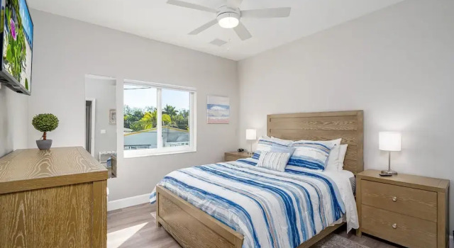 Beautiful New Build Private Pool Home On The North End Of Fort Myers Beach! 3 Bedroom Home by RedAwning, Забронировать Дом для отпуска Отели в центре Форт-Майерс-Бич, в центре, Парковка
