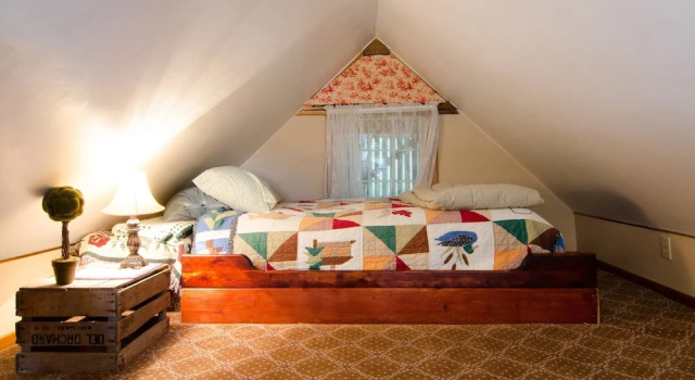 Двухместный люкс с балконом Lily Garden Bed and Breakfast