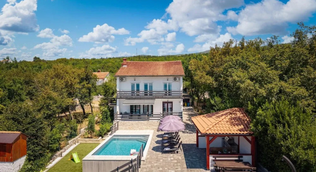 Семейный коттедж с балконом и с видом на море Villa Natali With Pool And Sea View