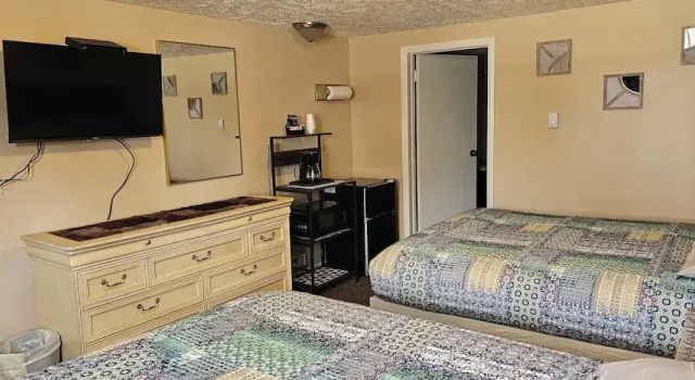 Четырёхместный номер Standard с балконом River Country Motor Lodge