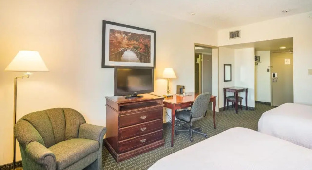 Четырёхместный семейный люкс Ramada by Wyndham Thunder Bay Airlane Hotel