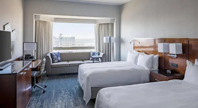 Четырёхместный номер Standard с красивым видом из окна Richmond Marriott