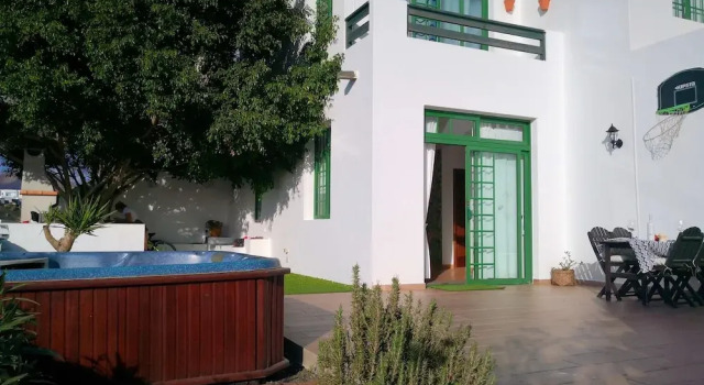 House With 3 Bedrooms in Playa Blanca, With Wonderful sea View, Shared Pool, Enclosed Garden Near the Beach, Забронировать Отель Отели Ланцароте 3 звезды, 3*
