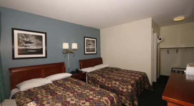 Четырёхместный номер Standard Royal Inn and Suites Charlotte Airport